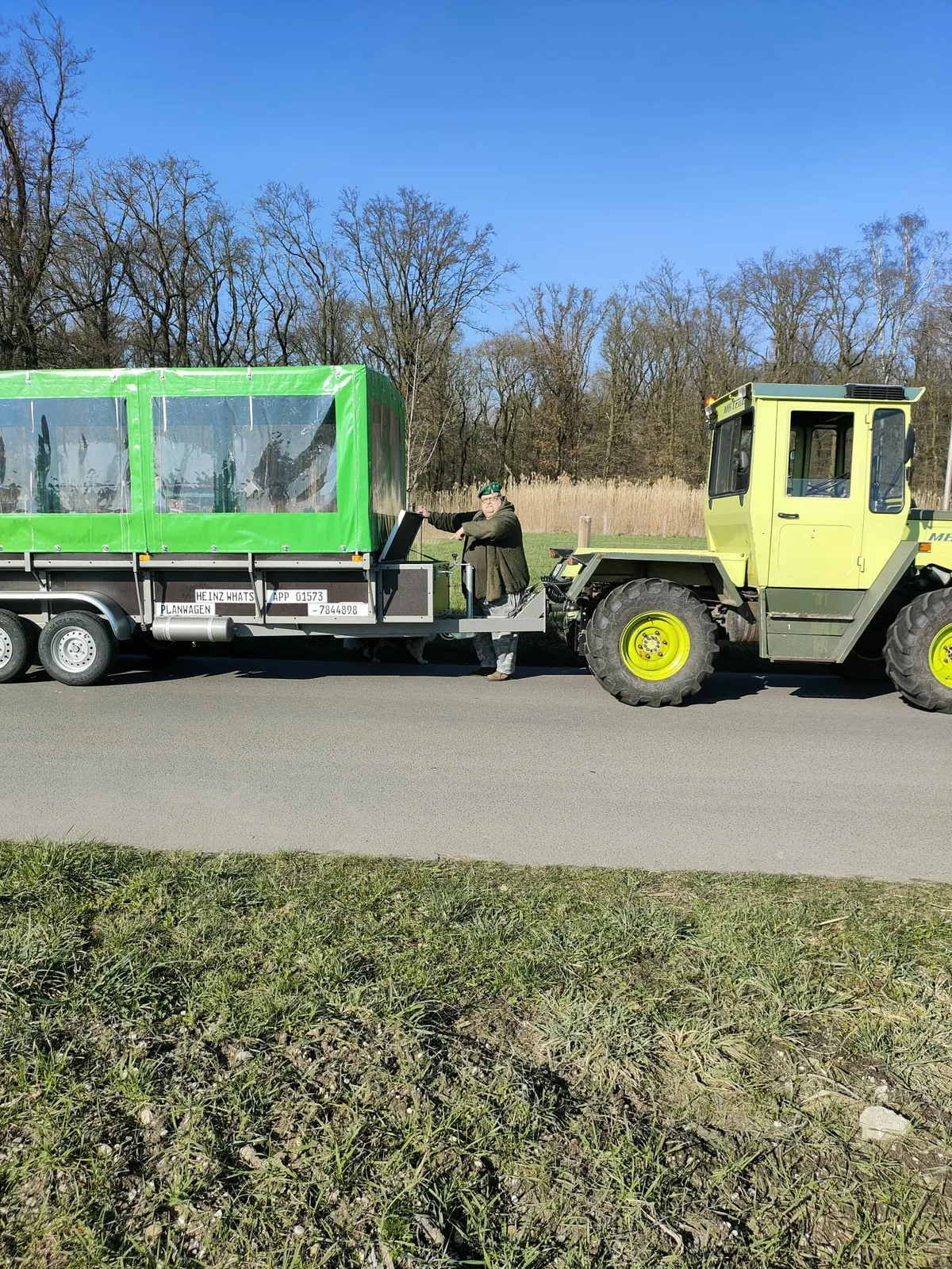 Heinz steht am Planwagen