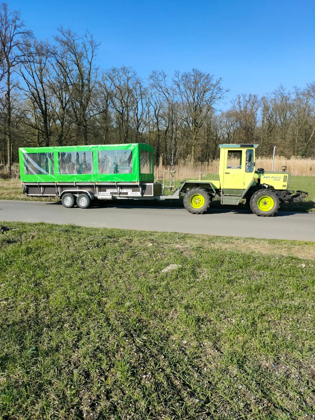 Trecker mit Planwagen auf einer Landstraße